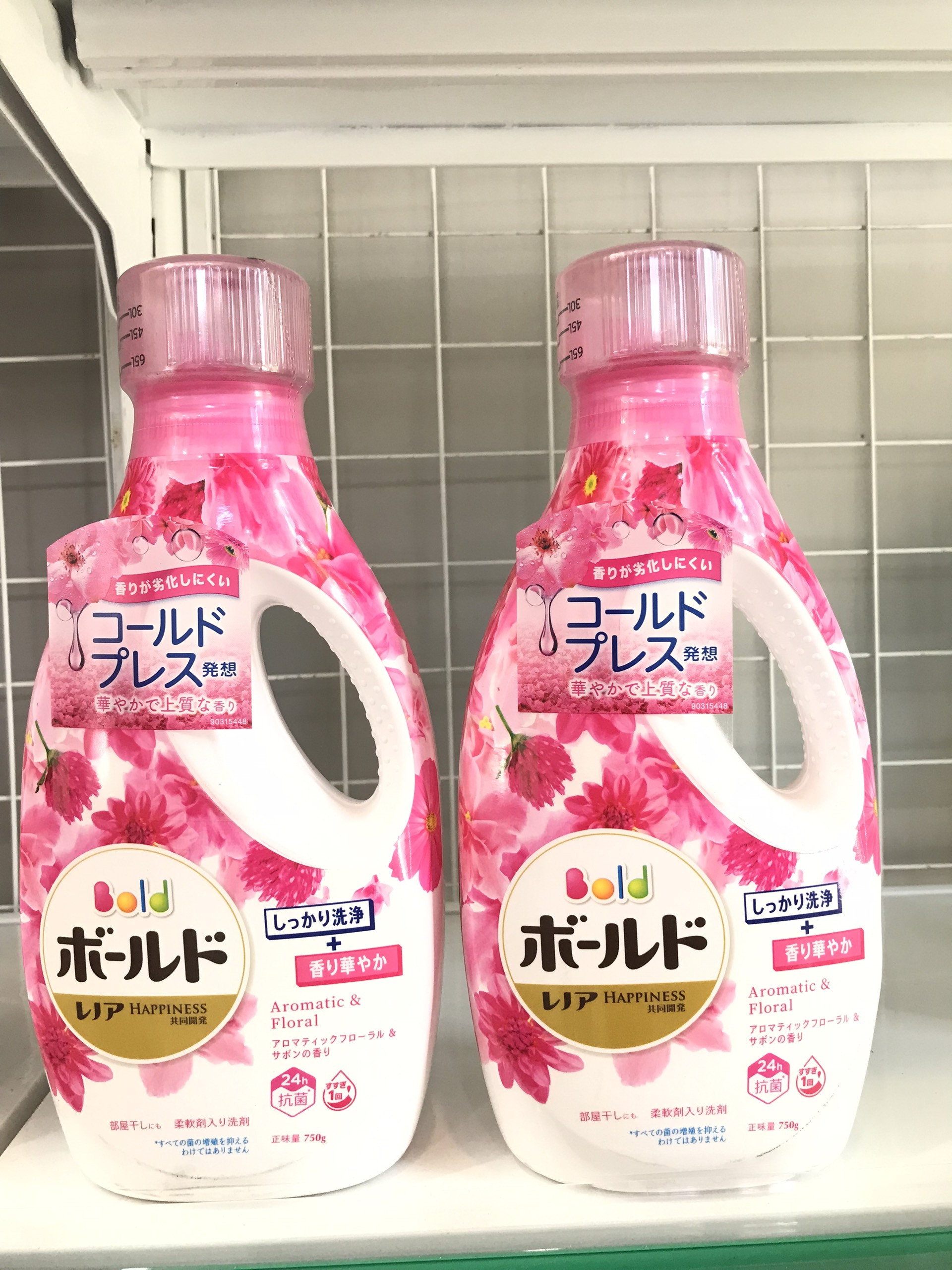 Nước giặt xả Bold P&G hương hoa hồng (màu hồng) – Nhật Bản 750g
