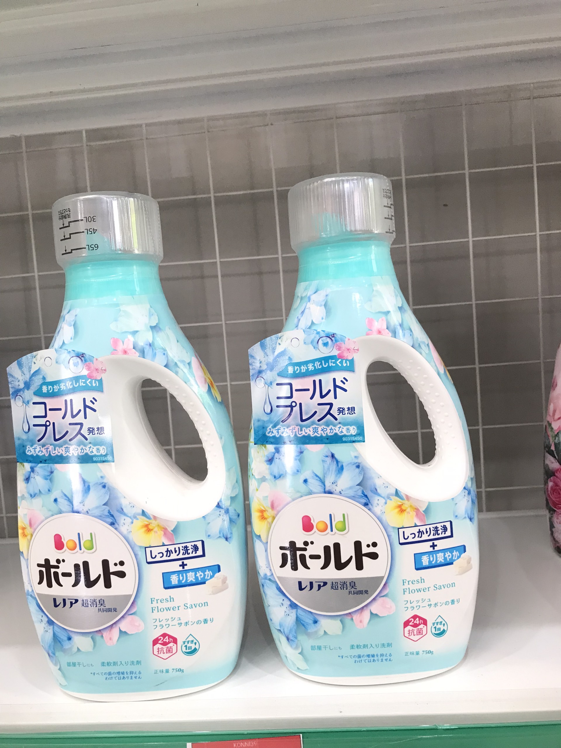 Nước giặt xả Bold P&G hương hoa cỏ tự nhiên (màu xanh) – Nhật Bản 750g